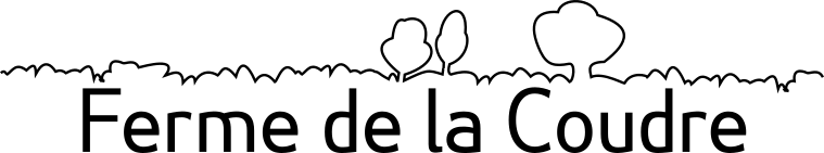 Logo de la Ferme de la Coudre. Un profil de haie en dessous duquel on peut lire Ferme de la Coudre dans la police Goodwill